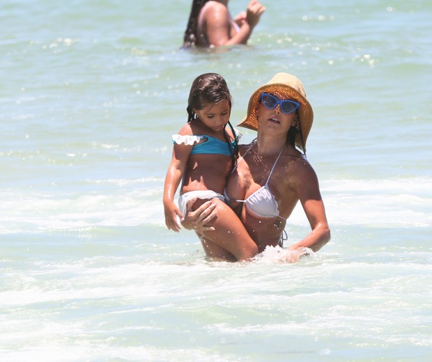 Deborah Secco curte mergulho na praia com a filha, Maria Flor